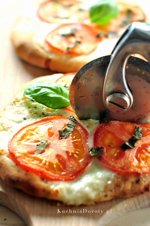 Mini Pizze z Mozzarellą i Pomidorami