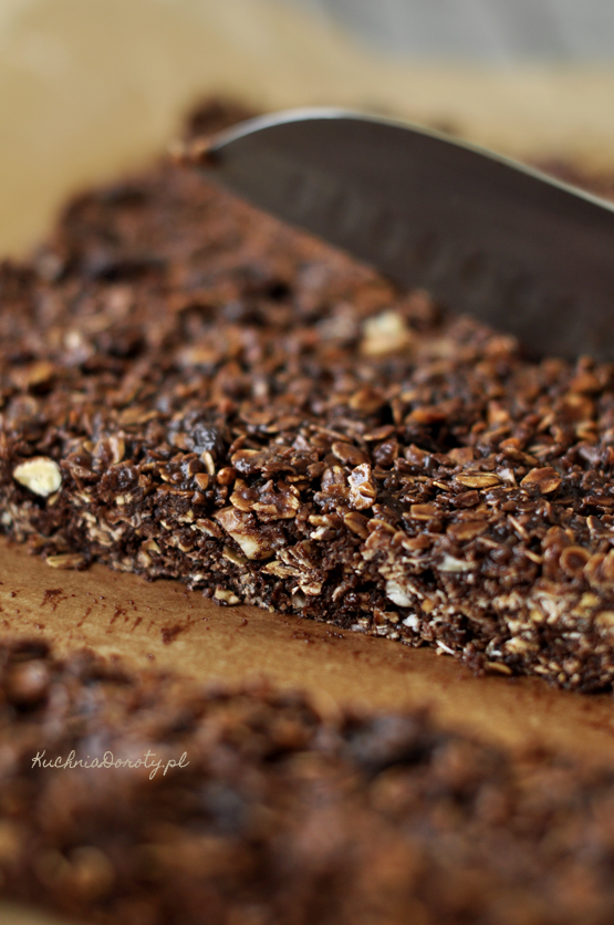 batoniki, batoniki czekoladowe, batoniki czekoladowe przepis, jak zrobić domowe granole, granola, granola przepis, batoniki w czekoladzie, ciasto bez pieczenia