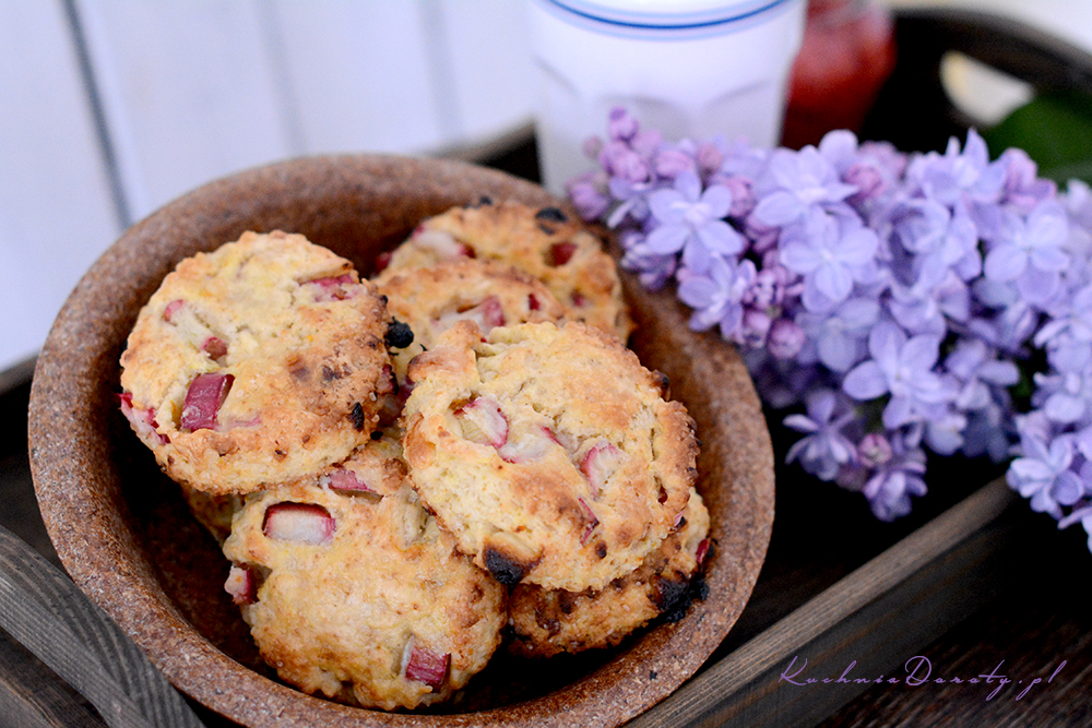 Bułeczki pomarańczowe z rabarbarem i białą czekoladą – scones