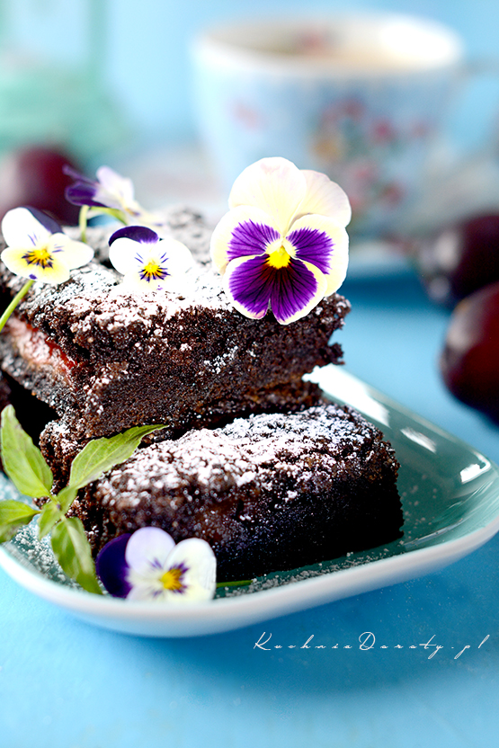 Brownie idealne, wilgotne i aromatyczne. To pyszne wilgotne ciasto czekoladowe, możemy dodać do niego owoce lub orzechy.